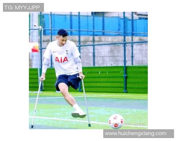 足球明星因伤拄拐杖走路引发球迷关注背后故事令人心疼